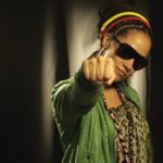 Alika junto a Bruno Arias y el Hambre del Pez en la Feria Autogestiva 2025