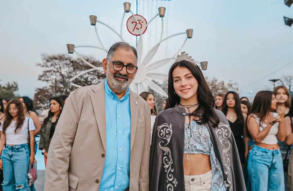 EL INTENDENTE CON LA REINA SALIENTE
